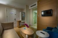 TV a/nebo společenská místnost v ubytování Sentido Trendy Verbena Beach Hotel