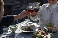 twee mensen met een glas wijn aan een tafel met eten bij Stayso The House Hotel in Istanbul