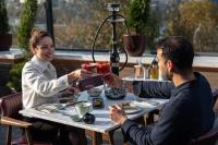 een man en een vrouw zitten aan een tafel en eten bij Stayso The House Hotel in Istanbul