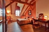 Postel nebo postele na pokoji v ubytování Romantic Hotel Mlýn Karlstejn