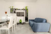 Una sala de estar con un sofá azul y una mesa. en KuMmìe - Casa Vacanze, en Lecce