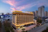 石家荘市にあるAtour Hotel Shijiazhuang Chang&#39;an Guanghua Roadの都内のホテルの建物の表示
