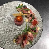 un piatto di cibo con carne e verdure sopra di Hotel Centraal a Someren