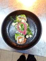 un piatto nero di cibo con verdure e carne di Hotel Centraal a Someren