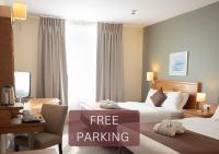 Una habitación de hotel con dos camas y un cartel de aparcamiento gratuito. en Future Inn Cardiff Bay, en Cardiff