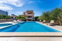 Bazén v ubytování Villa Zlatni dvori ZadarVillas nebo v jeho okolí