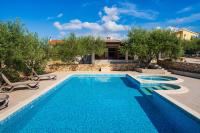 Bazén v ubytování Villa Zlatni dvori ZadarVillas nebo v jeho okolí