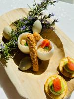 ブリウドにあるHotel La Sapinièreの卵、トウモロコシ、野菜が入った料理の皿