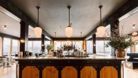 Scribner's Catskill Lodge, a Member of Design Hotels في هونتر: بار في غرفة مع نوافذ