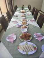 ein langer Tisch mit Tellern voller Essen darauf in der Unterkunft Margalla View Motel in Islamabad
