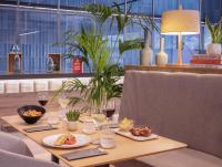 una mesa con platos de comida y copas de vino en INNSiDE by Melia Valencia Oceanic, en Valencia