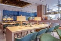 Un restaurante con mesas, sillas y luces. en INNSiDE by Melia Valencia Oceanic, en Valencia