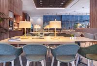 un restaurante con mesas, sillas y lámparas en INNSiDE by Melia Valencia Oceanic, en Valencia