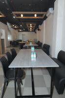 een tafel met flessen water bovenop bij Hotel Srijan in Vrindāvan