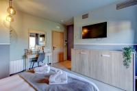 A television and/or entertainment centre at Hotel de Riu Boutique