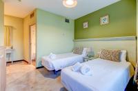 A bed or beds in a room at Hotel de Riu Boutique