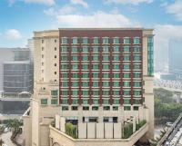 un gran edificio con muchas ventanas en una ciudad en Radisson Gurugram Sohna Road City Center, en Gurgaon