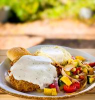 une assiette de nourriture avec un œuf au plat et des légumes dans l'établissement Medina River Oaks Courts, à Medina