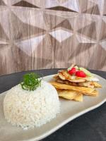 un plato de arroz y un plato de comida en Yours Hotel Lifestyle, en Chiclayo