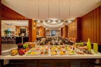 パナマシティにあるHyatt Regency Panama Cityのレストランのテーブルに並べられたビュッフェ形式の料理