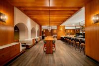 パナマシティにあるHyatt Regency Panama Cityの椅子とテーブルのあるバーのあるレストラン