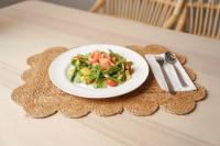 メキシコシティにあるPureのテーブルの上にサラダが載った白い皿