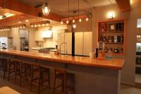 メキシコシティにあるPureの大きなキッチン(スツール付きのバー付)