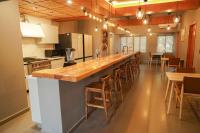 メキシコシティにあるPureの大きなキッチン(長いカウンター、椅子付)