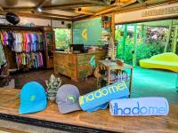 een winkel met hoeden op een tafel in een winkel bij Pousada Treze Luas in Ilha do Mel