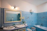 A bathroom at Villa Punta del Sole