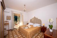 A bed or beds in a room at Villa Punta del Sole