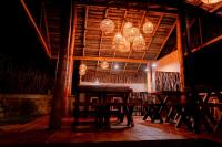 米瑞莎Hilltop villas的一间带桌子和吊灯的用餐室