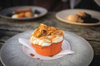 ein Dessert auf einem Teller auf einem Tisch in der Unterkunft Rooms at the Lower House in Dungannon