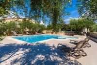 Bazén v ubytování Villa Zlatni dvori ZadarVillas nebo v jeho okolí