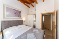 Postel nebo postele na pokoji v ubytování Villa Zlatni dvori ZadarVillas