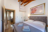 Postel nebo postele na pokoji v ubytování Villa Zlatni dvori ZadarVillas
