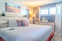 Ein Bett oder Betten in einem Zimmer der Unterkunft Ocean View Double Suite! Sleeps 4 Meridian Plaza 705