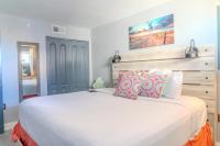 Ein Bett oder Betten in einem Zimmer der Unterkunft Ocean View Double Suite! Sleeps 4 Meridian Plaza 705