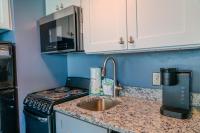 Küche&#47;Küchenzeile in der Unterkunft Ocean View Double Suite! Sleeps 4 Meridian Plaza 705
