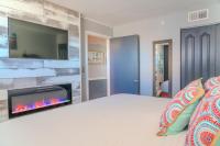 Ein Bett oder Betten in einem Zimmer der Unterkunft Ocean View Double Suite! Sleeps 4 Meridian Plaza 705