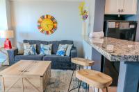 Küche&#47;Küchenzeile in der Unterkunft Ocean View Double Suite! Sleeps 4 Meridian Plaza 705