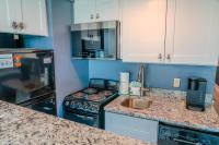 eine Küche mit Herd oberer Ofen neben einer Spüle in der Unterkunft Ocean View Double Suite! Sleeps 4 Meridian Plaza 705 in Myrtle Beach