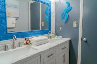 Ein Badezimmer in der Unterkunft Ocean View Double Suite! Sleeps 4 Meridian Plaza 705
