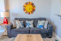 Ein Sitzbereich in der Unterkunft Ocean View Double Suite! Sleeps 4 Meridian Plaza 705