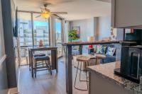 eine Küche und ein Wohnzimmer mit Blick auf die Stadt in der Unterkunft Ocean View Double Suite! Sleeps 4 Meridian Plaza 705 in Myrtle Beach