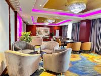 ein Wartezimmer mit Stühlen und Tischen in einem Hotel in der Unterkunft Hồng Vận Grand Hotel Móng cái in Móng Cái