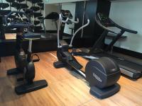Hotel Acanthe - Boulogne Billancourtにあるフィットネスセンターまたはフィットネス設備