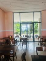 マナウスにあるFlat vista Rioのテーブルと椅子と大きな窓のあるレストラン