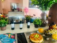 マナウスにあるFlat vista Rioのワインのボトルとフルーツの皿が置かれたキッチンカウンター