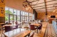 een restaurant met tafels, stoelen en ramen bij Horseshoe Lake Holidays - 6 berth Static Caravan in Mablethorpe